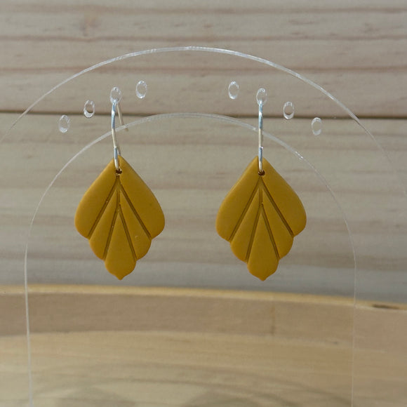 Mustard scalloped leaf Hooks