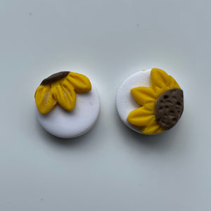 Sunflower medium studs